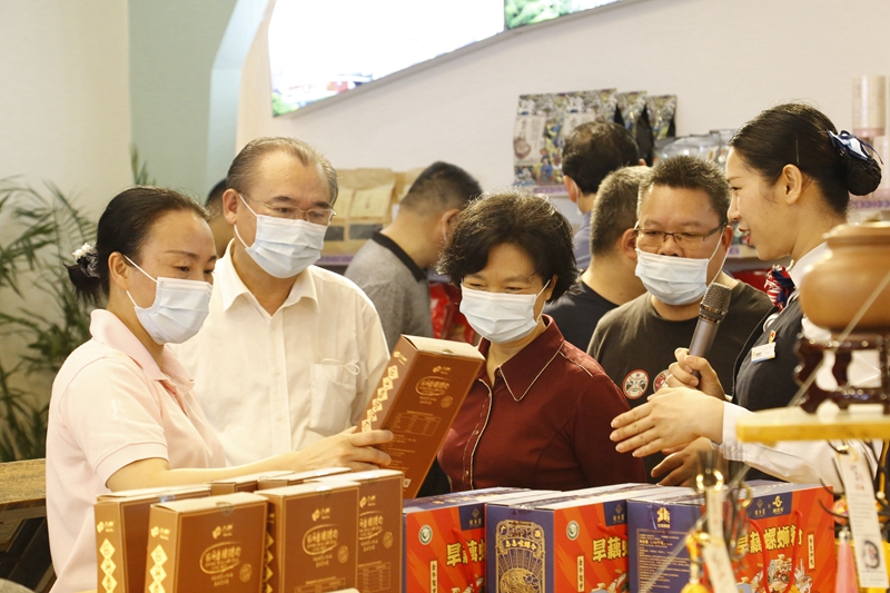 10.參觀那馬服務區扶貧產品展銷廳，此為廣西高速公路第一家扶貧產品展銷廳.JPG