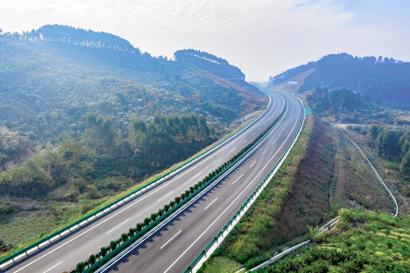 6.高速公路與群山相連，植被覆蓋率高，與原生態環境恢復有機結合.jpg